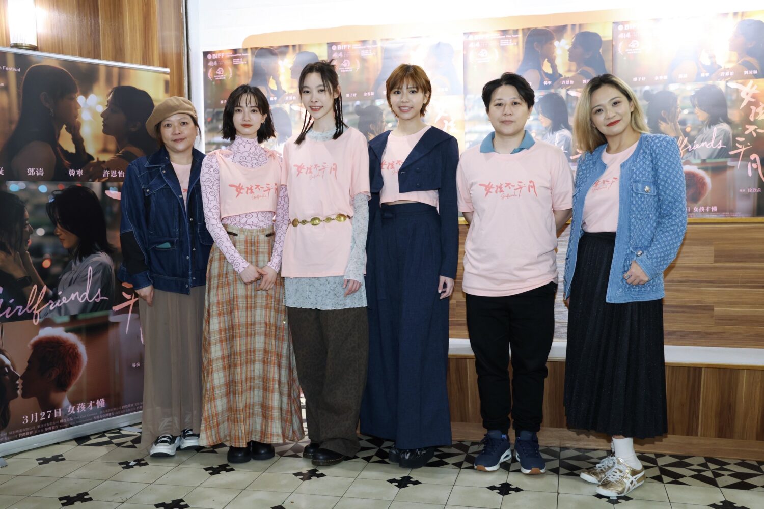 導演徐欣羨(右二)台灣演員韓寧、陳孟琪及澳門新秀劉漪琳及編劇團隊為電影「女孩不平凡」展開宣傳工作。(圖/東哥 攝)