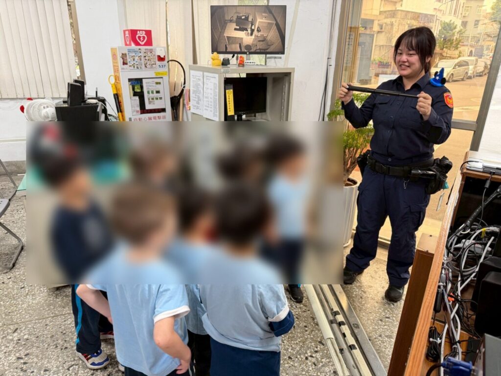 大湖派出所員警向學童介紹警用裝備。(圖/記者薛秀蓮 翻攝)