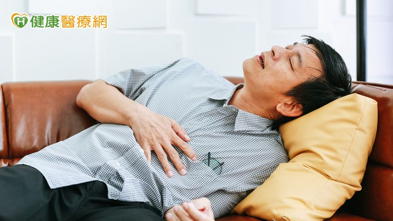 發燒、腹痛當感冒差點送命!醫揭「膽管炎警訊」 黃疸出現已危險