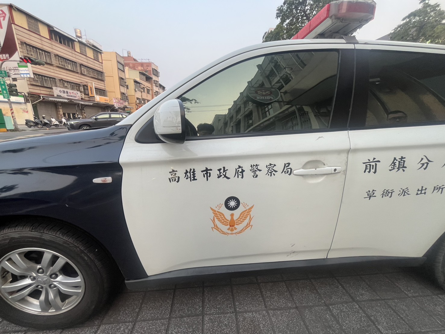 印尼籍男子街頭狠踹警車後逃竄 警狂追百公尺壓制逮人