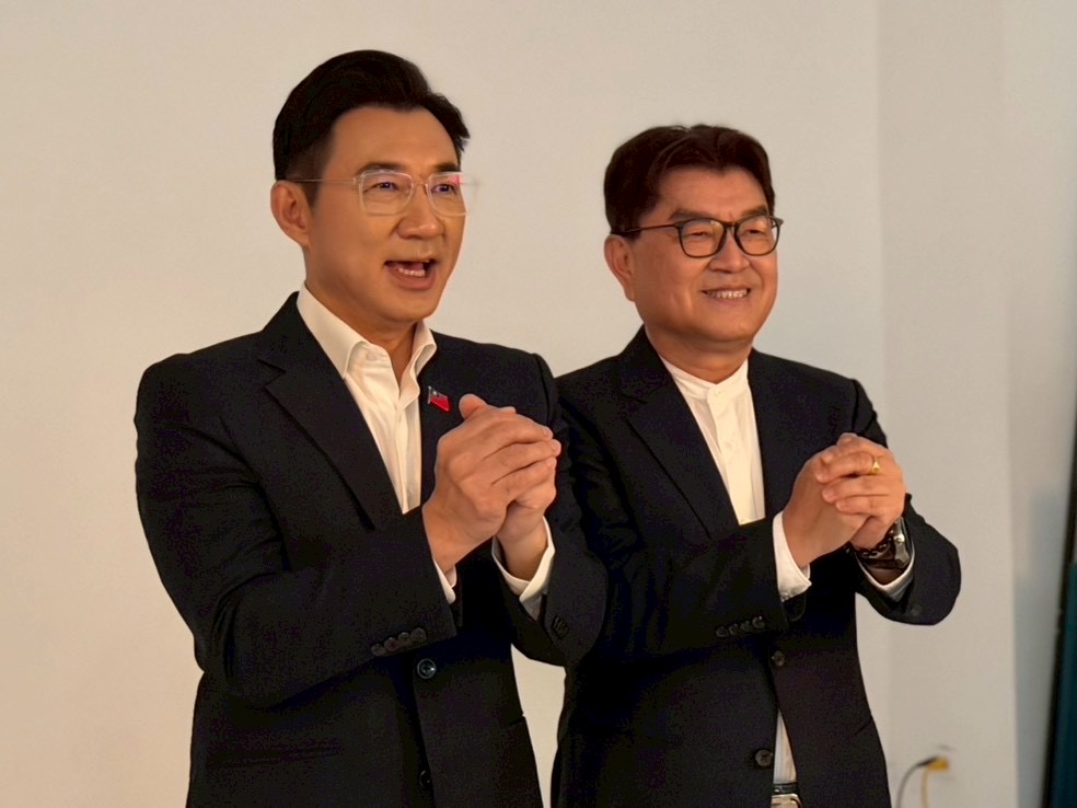 江啟臣整隊出擊!率台中藍營議員拍形象照 最強母雞拚2026勝選