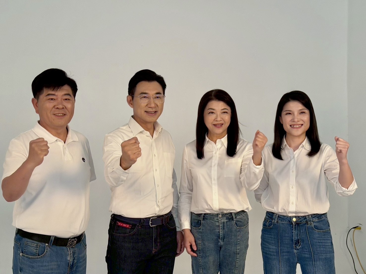 江啟臣整隊出擊!率台中藍營議員拍形象照 最強母雞拚2026勝選