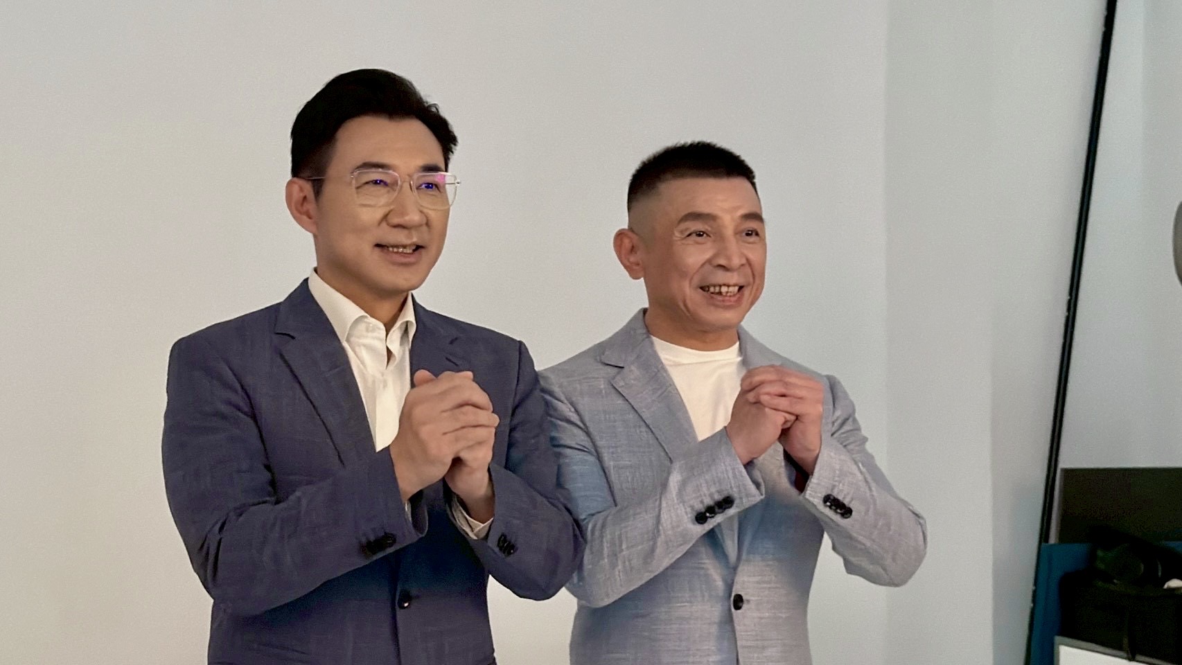 江啟臣整隊出擊!率台中藍營議員拍形象照 最強母雞拚2026勝選