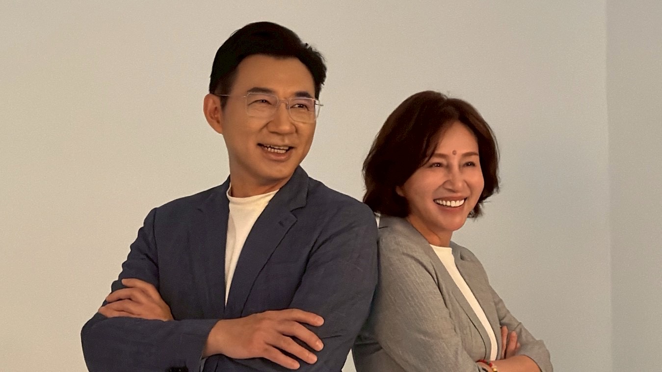 江啟臣整隊出擊!率台中藍營議員拍形象照 最強母雞拚2026勝選