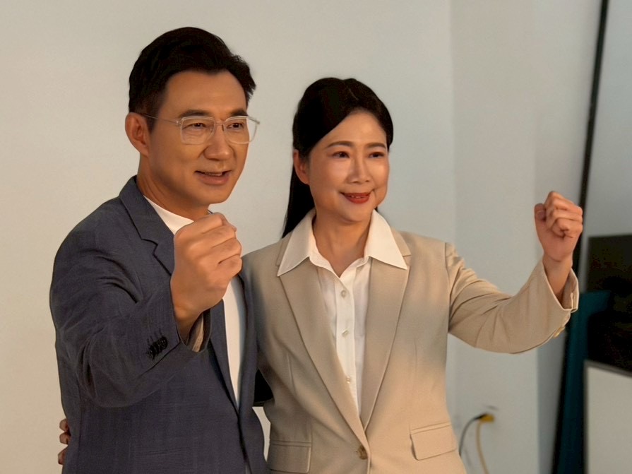 江啟臣整隊出擊!率台中藍營議員拍形象照 最強母雞拚2026勝選