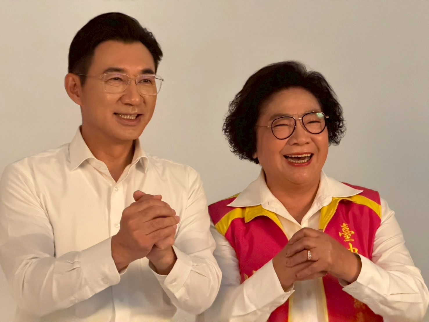 江啟臣整隊出擊!率台中藍營議員拍形象照 最強母雞拚2026勝選