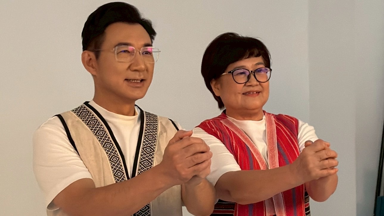 江啟臣整隊出擊!率台中藍營議員拍形象照 最強母雞拚2026勝選