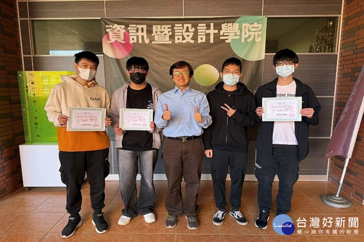 獲獎同學與指導老師合影。