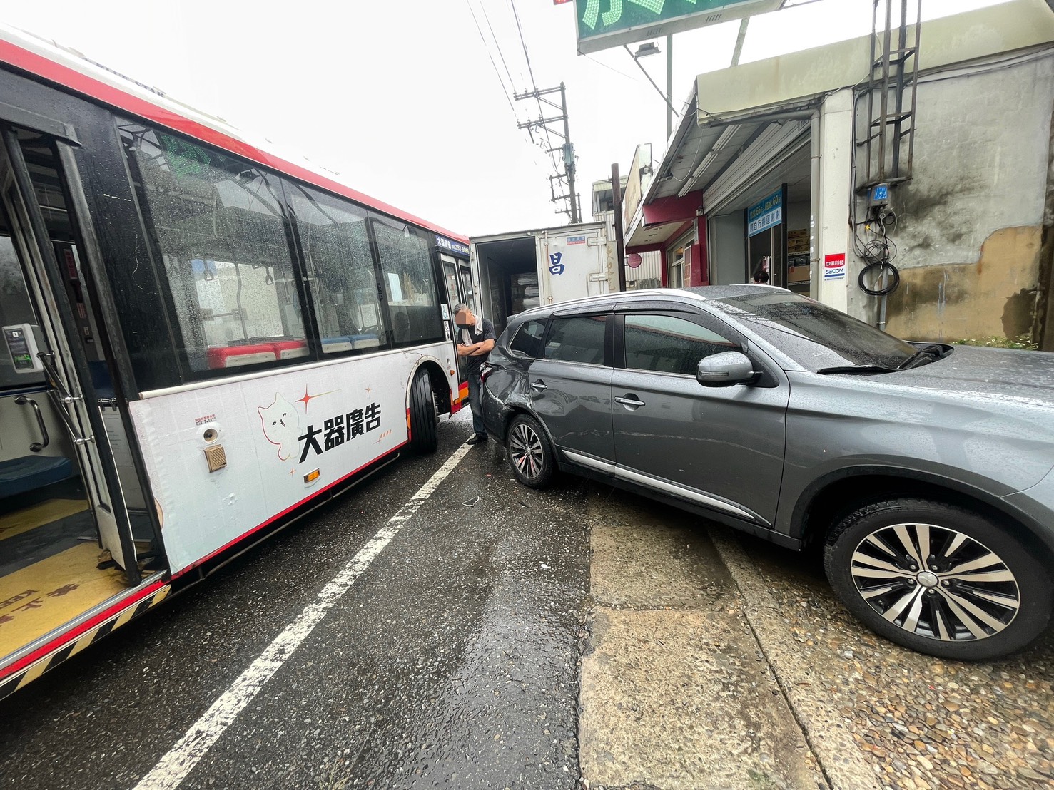 桃園市新屋區中山路一帶，昨（7）日11時許發生1起驚險車禍。