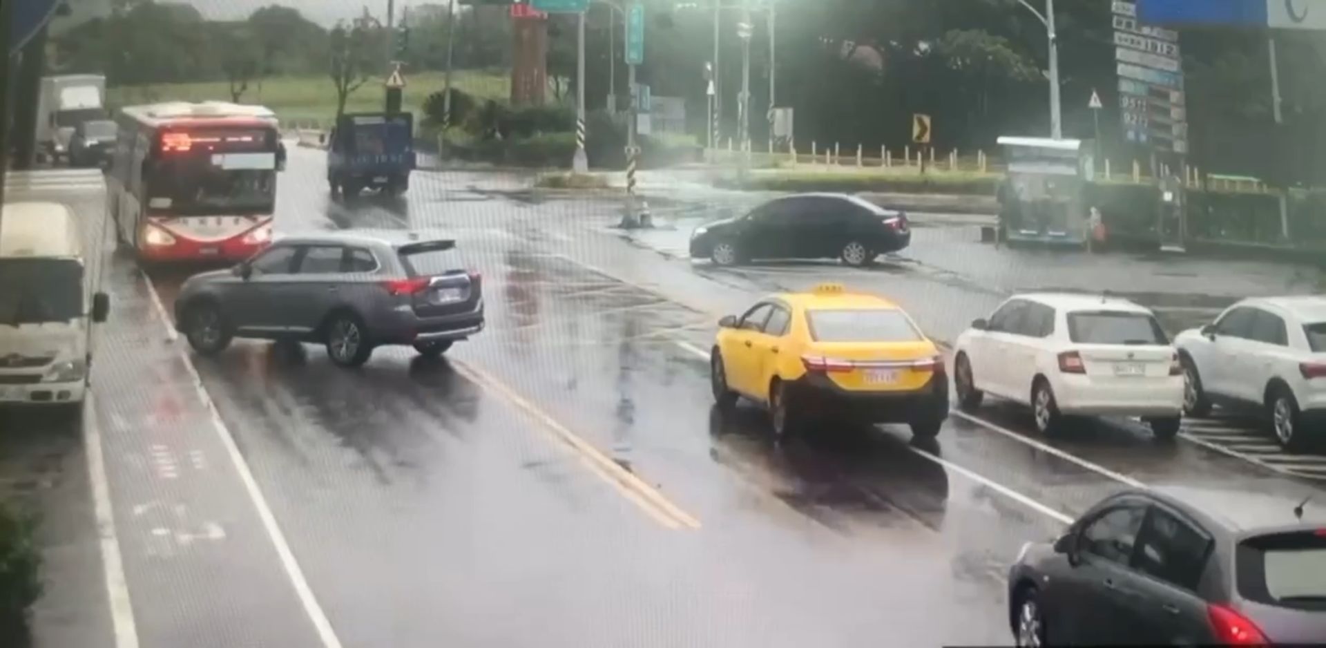 65歲古姓男子駕駛休旅車行經該路段時，違規跨越雙黃線左轉，導致對向直行的桃園客運公車閃避不及發生碰撞。