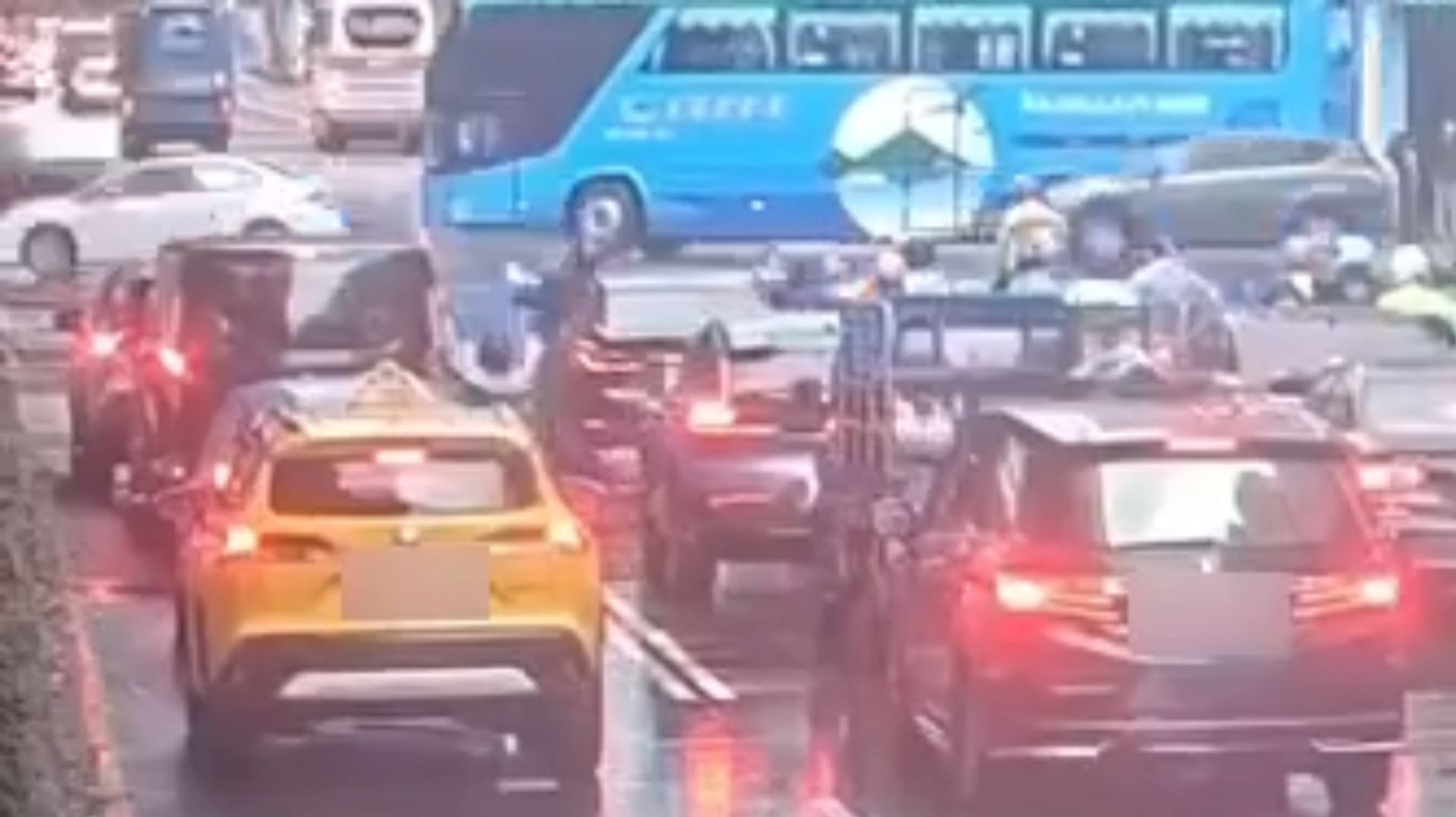台北市大安區復興南路、信義路口，昨（7）日上午8時許發生1起連環車禍。