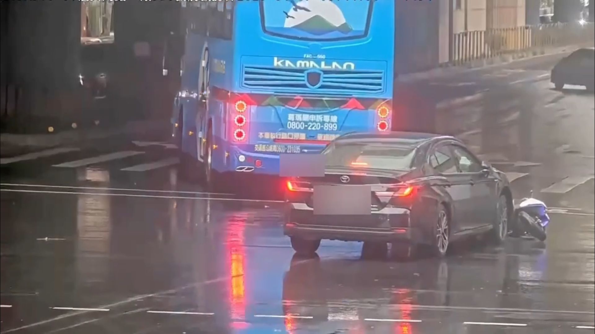 徐男駕駛多元計程車停等紅燈時，誤踩油門衝撞前方機車停等區。現場5部機車遭波及撞倒，其中31歲林姓男子的白色機車更一路被推撞至路口西南角將近10公尺。