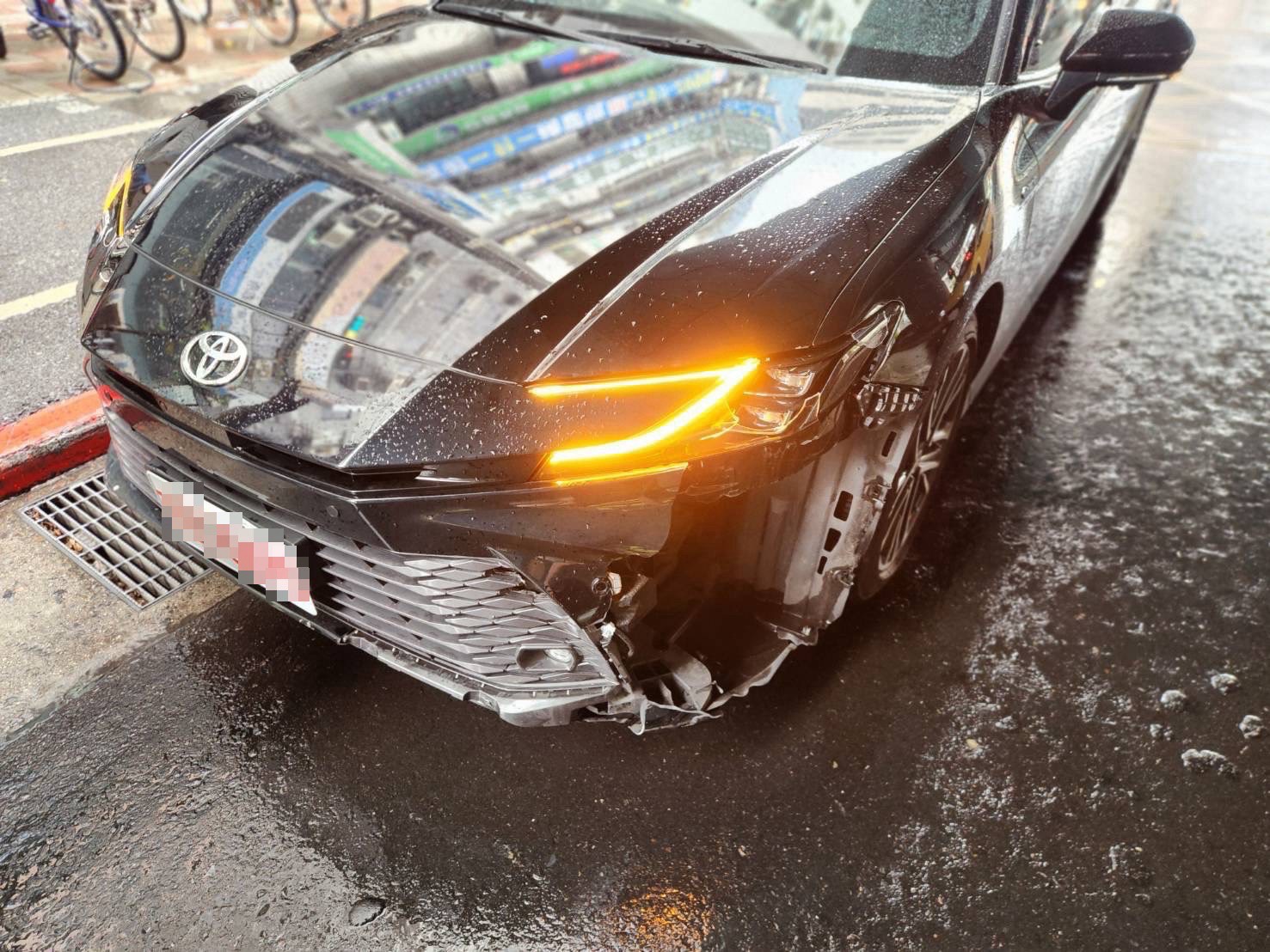 徐男駕駛多元計程車停等紅燈時，誤踩油門衝撞前方機車停等區。