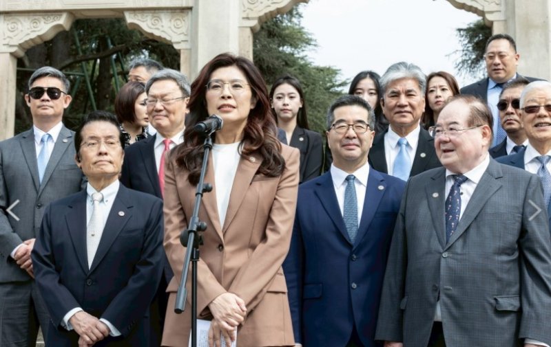 鄭麗文率團謁中山陵 強調以九二共識推動兩岸對話