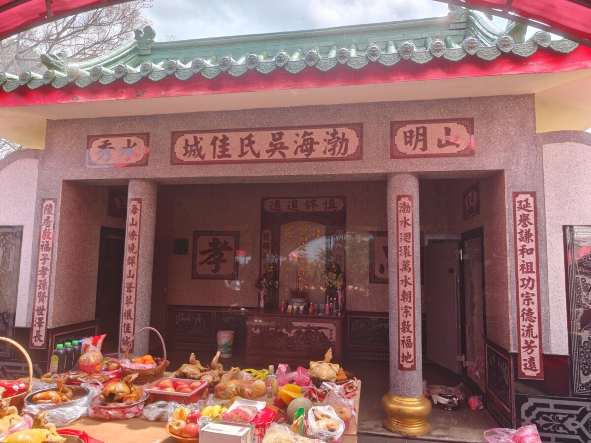 ▲清明時節家族備妥牲禮、水果與各式供品,在祖厝前誠心祭祖,表達對祖先的追思與敬意。(記者吳品瑜攝)