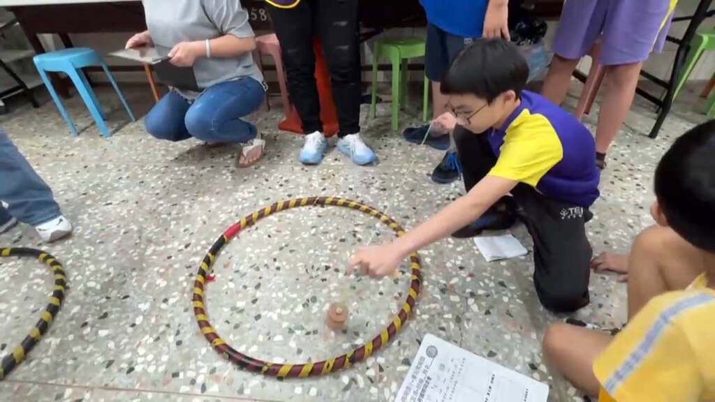 ▲曉陽國小學童透過練習打陀螺的過程中,親身體會物體轉動時的慣性與穩定性,理解「角動量守恆」如何讓陀螺在高速旋轉中保持平衡。(圖/記者林明佑翻攝)