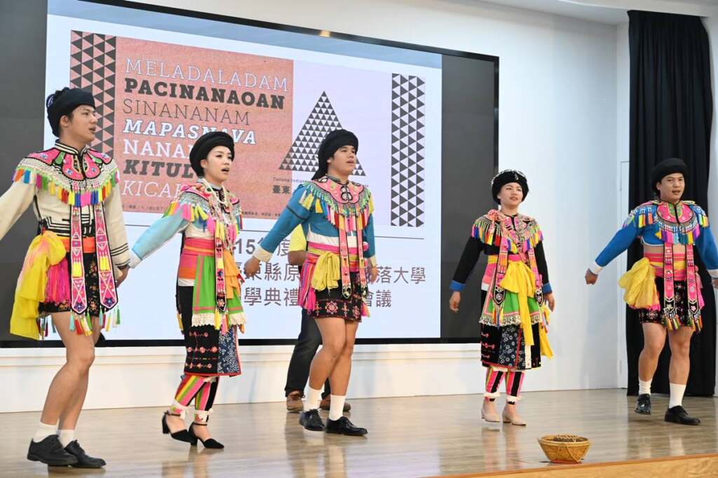 ▲臺東縣原住民族部落大學今日舉辦115年度開學典禮，縣長饒慶鈴與各分校講師、助教及學員齊聚一堂，共同迎接新學年度的開始。