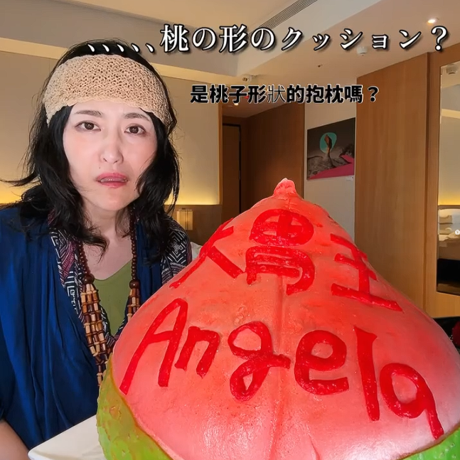 安潔拉佐藤回到房間後看到巨型壽桃。(圖/翻攝安潔拉佐藤IG)