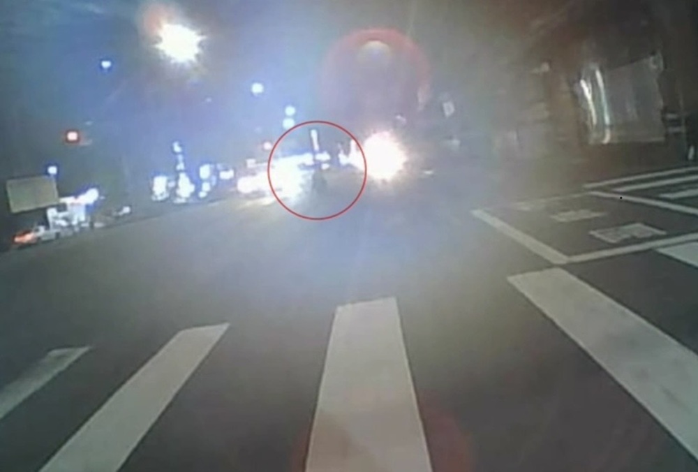 機車騎士停路中撿包裹 警好心幫忙意外逮48歲通緝犯 236 cnews204260408a15