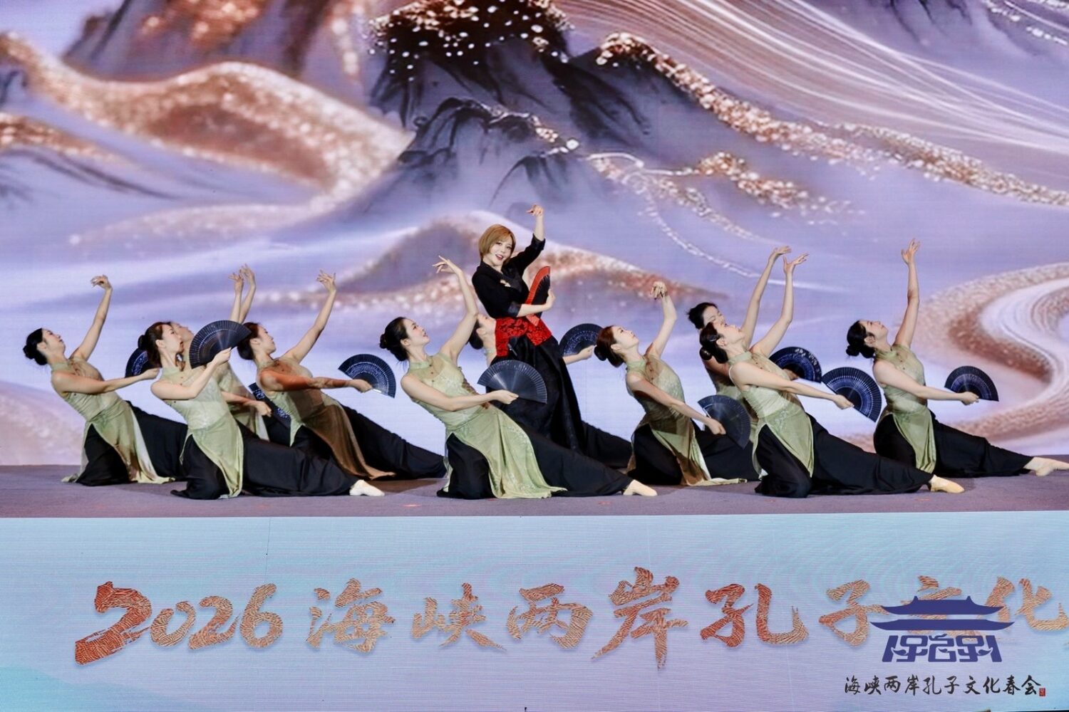孟慶而身穿獲國際設計金獎,台灣針織女王潘怡良設計師的高訂禮服,與濟寧學院舞蹈班共同在孔子春會活動擔任壓軸演出。(照片來源:起而行文化傳媒提供)