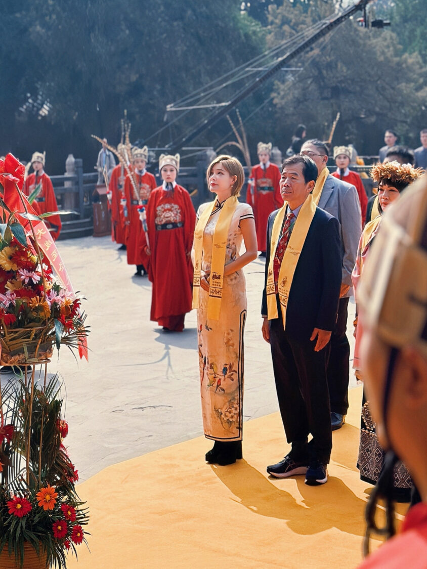 孟慶而以聖賢後裔身份參與祭孔大典,作為代表獻花致敬至聖先師,誦讀《論語》經典。(照片來源:起而行文化傳媒提供)