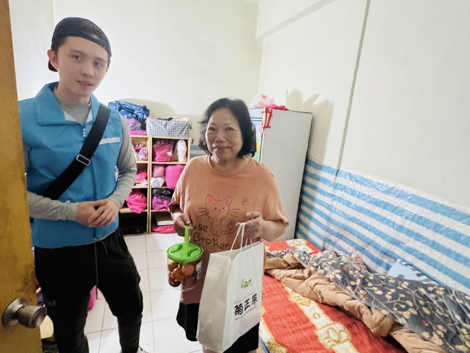孫安佐親自走訪弱勢族群家中,透過實地面對面的交流與生活物資發放,讓關懷真正被感知的存在 。(圖/台灣萌愛公益協會 提供)