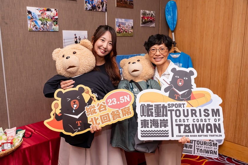 ▲東管處處長林維玲(右一)與活動代言人小D(左一)合影。