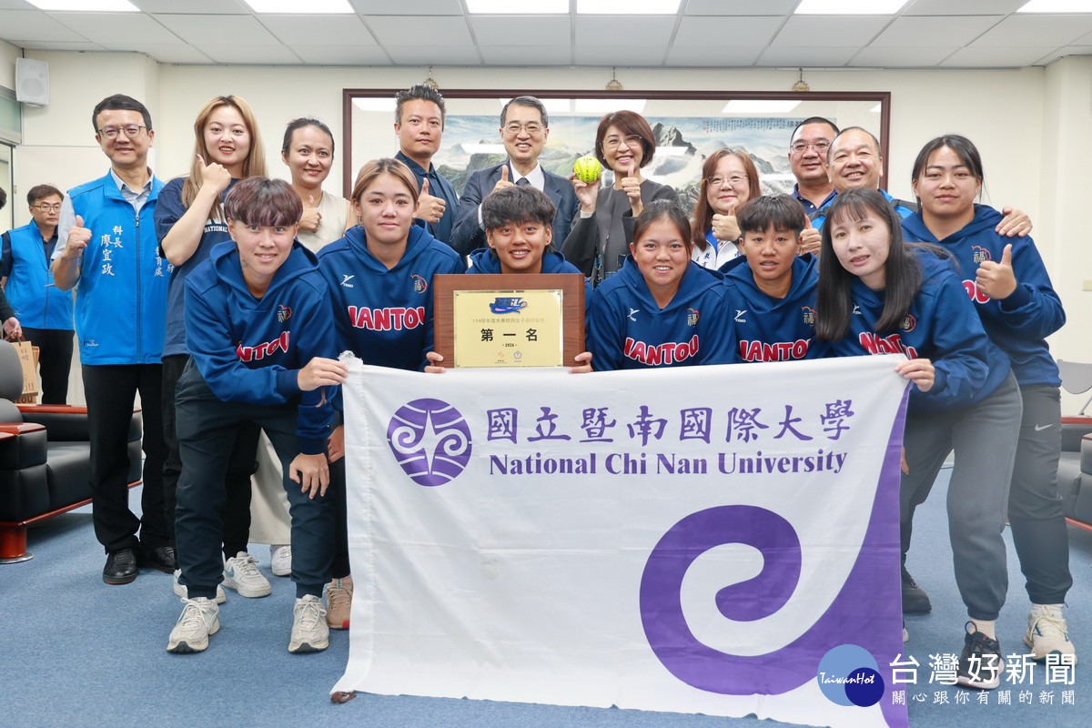 許縣長接見暨大女壘選手盛讚南投之光。（縣府提供）