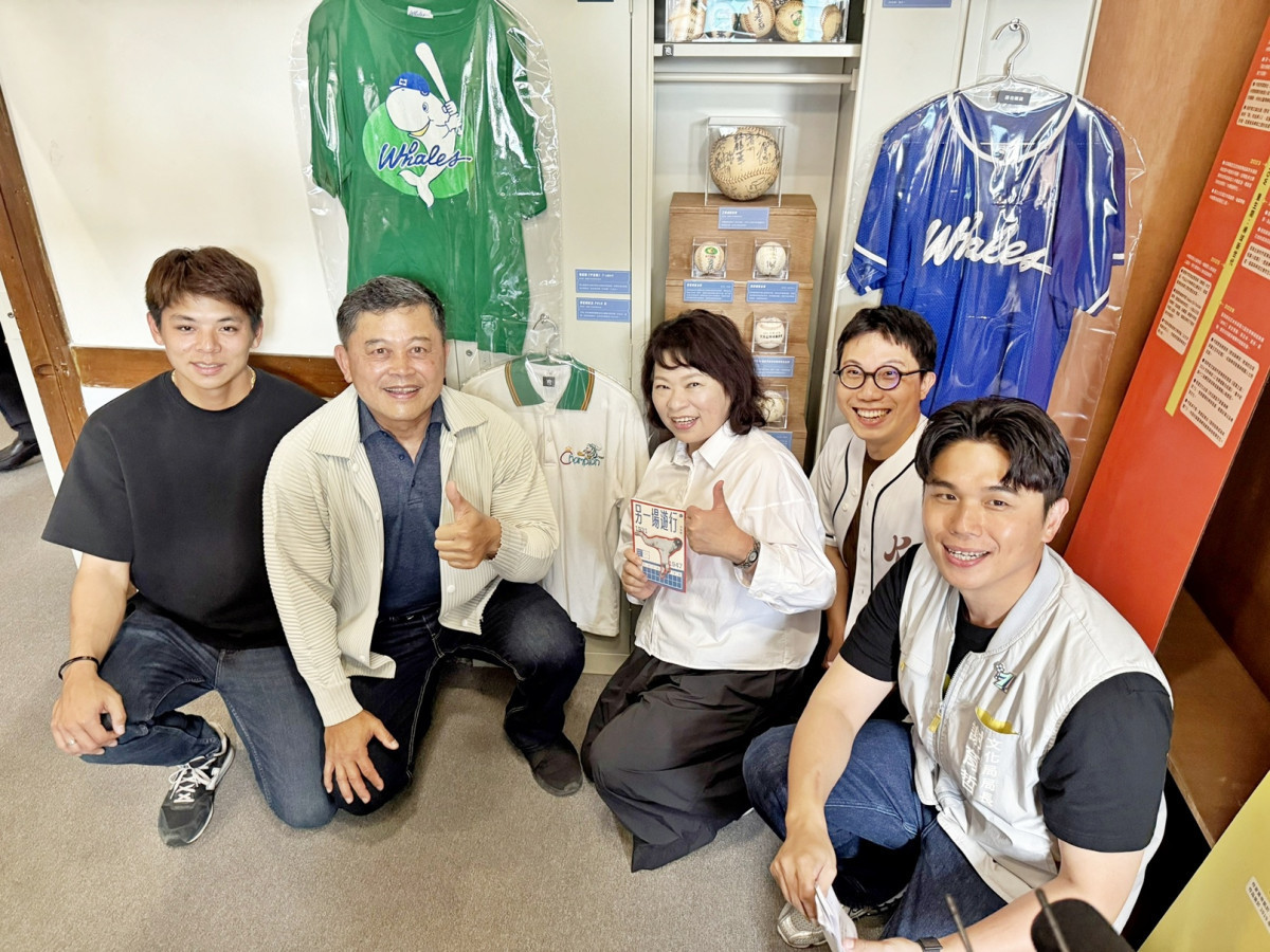 嘉義市長黃敏惠今(9)日攜手出身嘉義的棒球名將曾智偵、嘉義基層棒球教育重要推手李文傳教練,以及統一獅現役球員陳重羽一同為嘉義棒球文學特展揭開序幕/市府提供