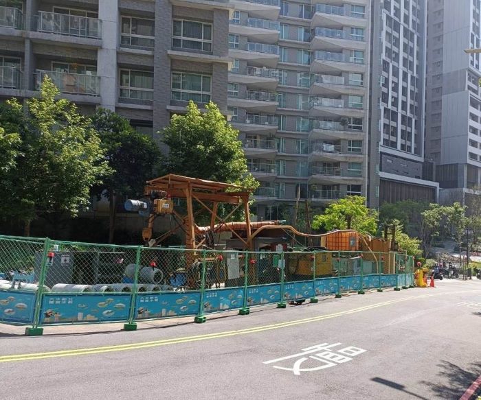 解決管線重疊難題 淡水紅樹林路百戶污水接管改善惡臭 43 《圖說》完成管線遷移後,水利局團隊接續進場施工。〈水利局提供〉