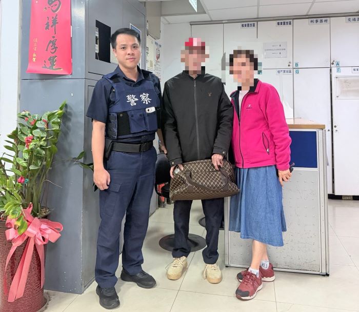 高齡長者連日走失 海山警守護平安助返家 29 《圖說》近八旬吳姓老翁的妹妹趕到派出所,對員警的熱心協助頻表感謝。〈海山分局提供〉
