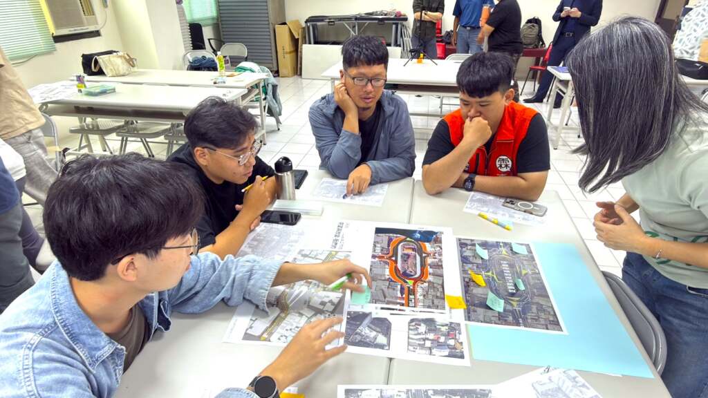 ▲針對圓環改善方案集思廣益共同討論。