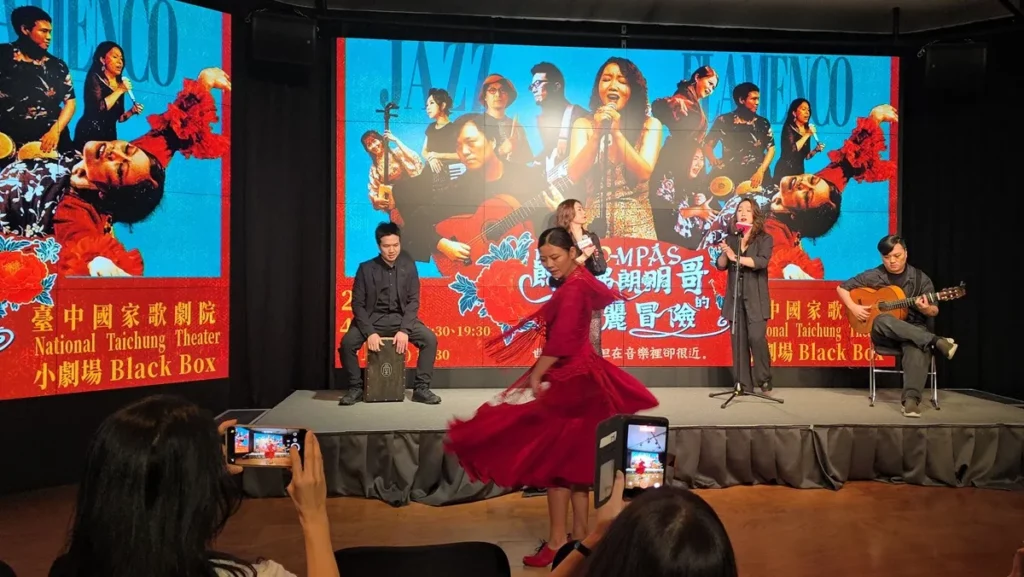 沃佛朗哥工作室團長柯乃馨指出,本次新作《CO-mpás:爵士佛朗明哥的華麗冒險》,由音樂總監劉雲平老師與團隊共同策劃。團名具有深意,「沃」字不僅是副團長洪瑋儷與團長柯乃馨名字組合之諧音,更寓意著肥沃的土壤,象徵團隊帶領藝術在台灣這塊土地上腳踏實地、深耕推廣的理念。(圖/陳惠玲攝影)
