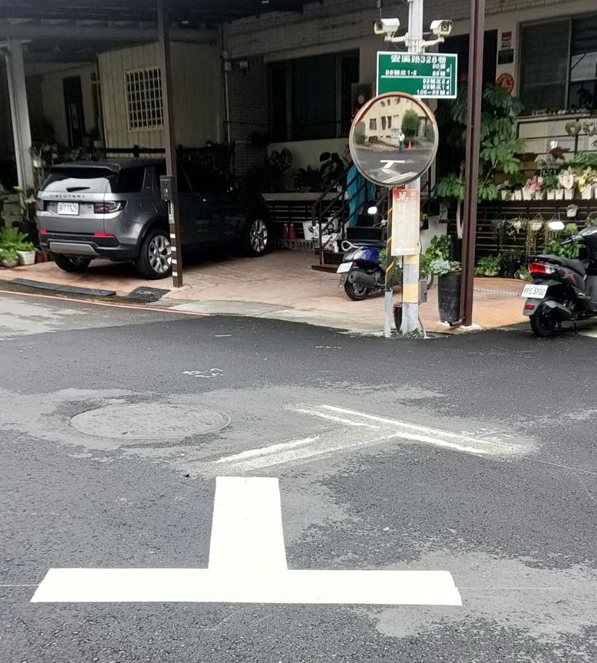 馬路巷口「Ｔ」字符號直指住家大門　張育彬市代表要求改善