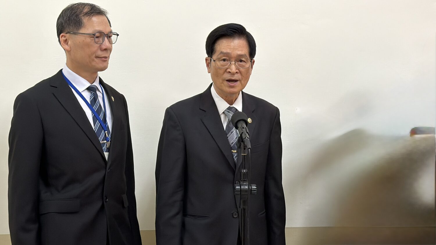 (左二)國軍退除役官兵輔導委員會主任委員嚴德發受邀到立法院外交及國防委員會報告業務概況，並備質詢。(圖/司徒 攝）