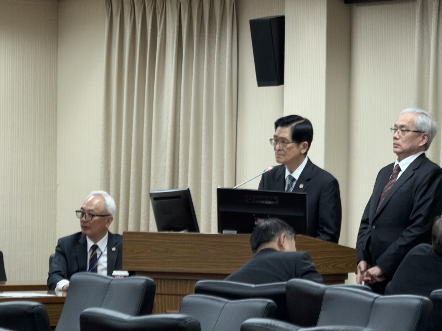(左二)國軍退除役官兵輔導委員會主任委員嚴德發受邀到立法院外交及國防委員會報告業務概況，並備質詢。(圖/司徒 攝）