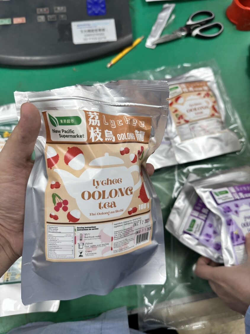 假茶葉包中夾藏大麻毒品。(記者徐煜勝翻攝)