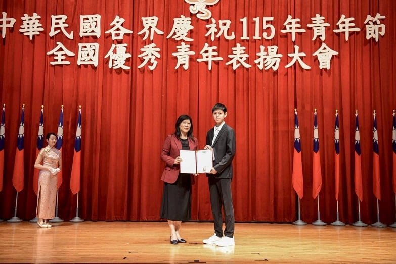 ▲聖約翰科技大學電機工程系劉毅安(右),憑藉優異的電機資訊實務能力與長年投入特殊孩童教育的奉獻精神,榮獲115年「全國優秀青年」殊榮。