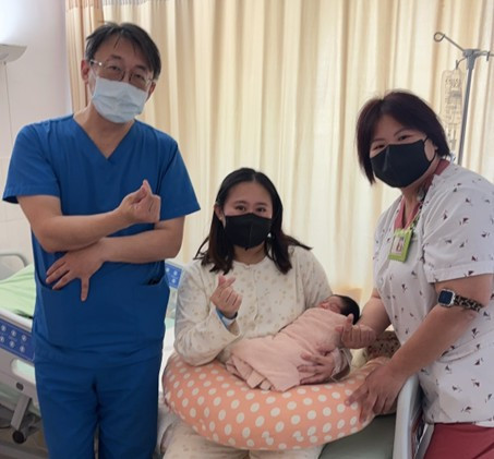 竹榮醫療團隊婦產科主任曹俊達醫師(左)長年深耕偏鄉，與新生兒及家屬合影。