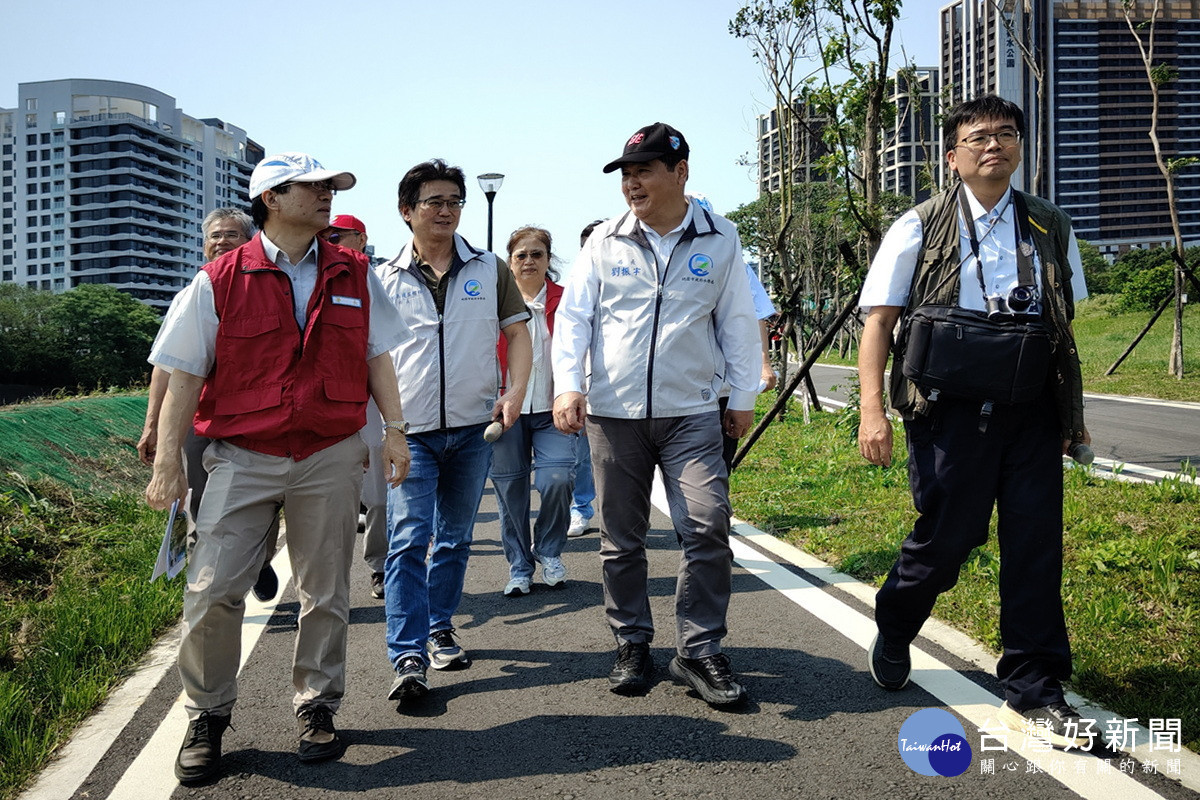經濟部水利署署長林元鵬視察「老街溪右岸芝和橋至領航南橋護岸新建工程」。<br /><br />
