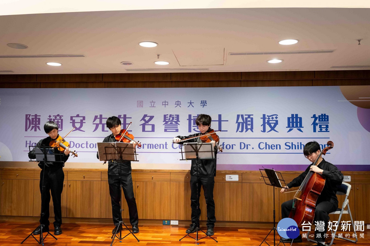 典禮開場聆聽開場莫札特樂曲，讓陳適安感觸甚深，這兩首曲子正是他當年擔任管弦樂團首席時最常演奏的曲目。