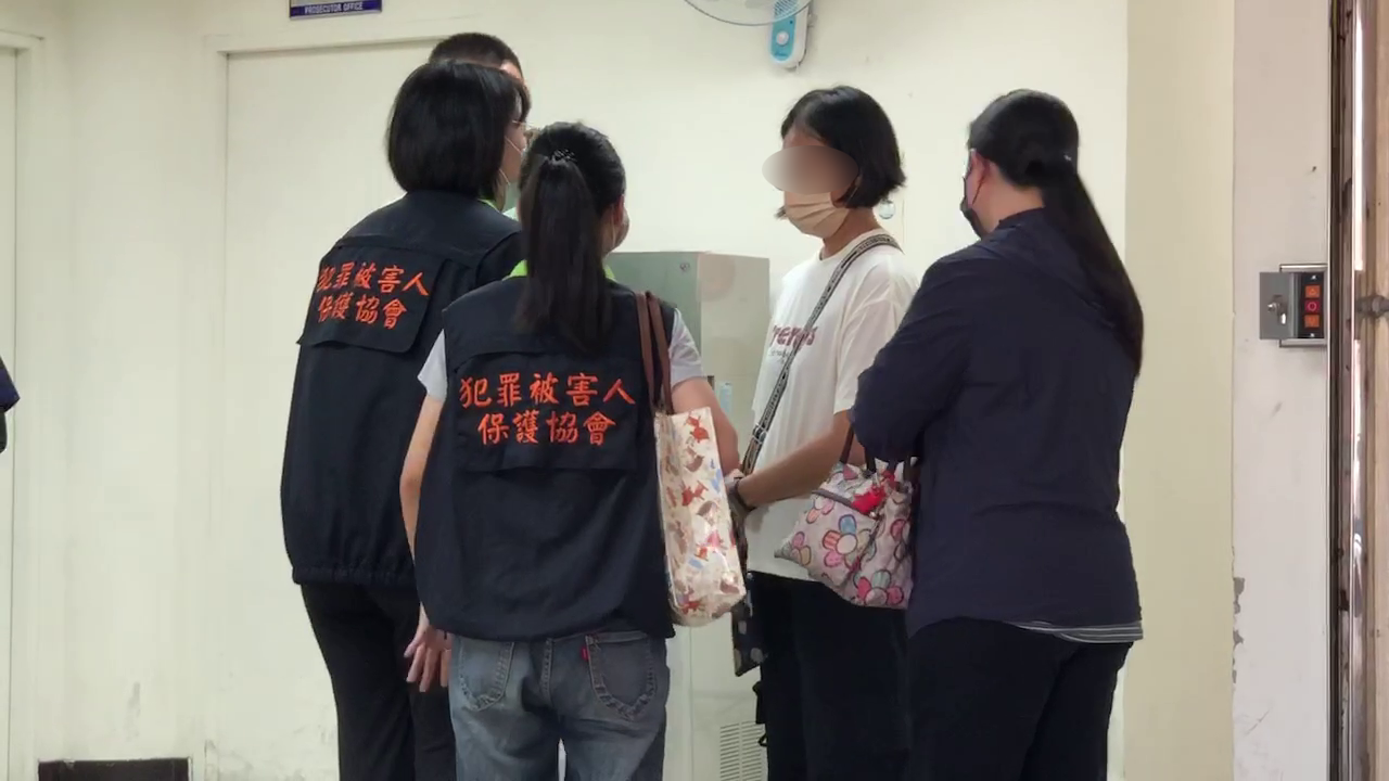 ▲2寶爸半夜出門捕魚遭撞死,妻子悲痛認屍。(圖/記者王俊勝 翻攝)