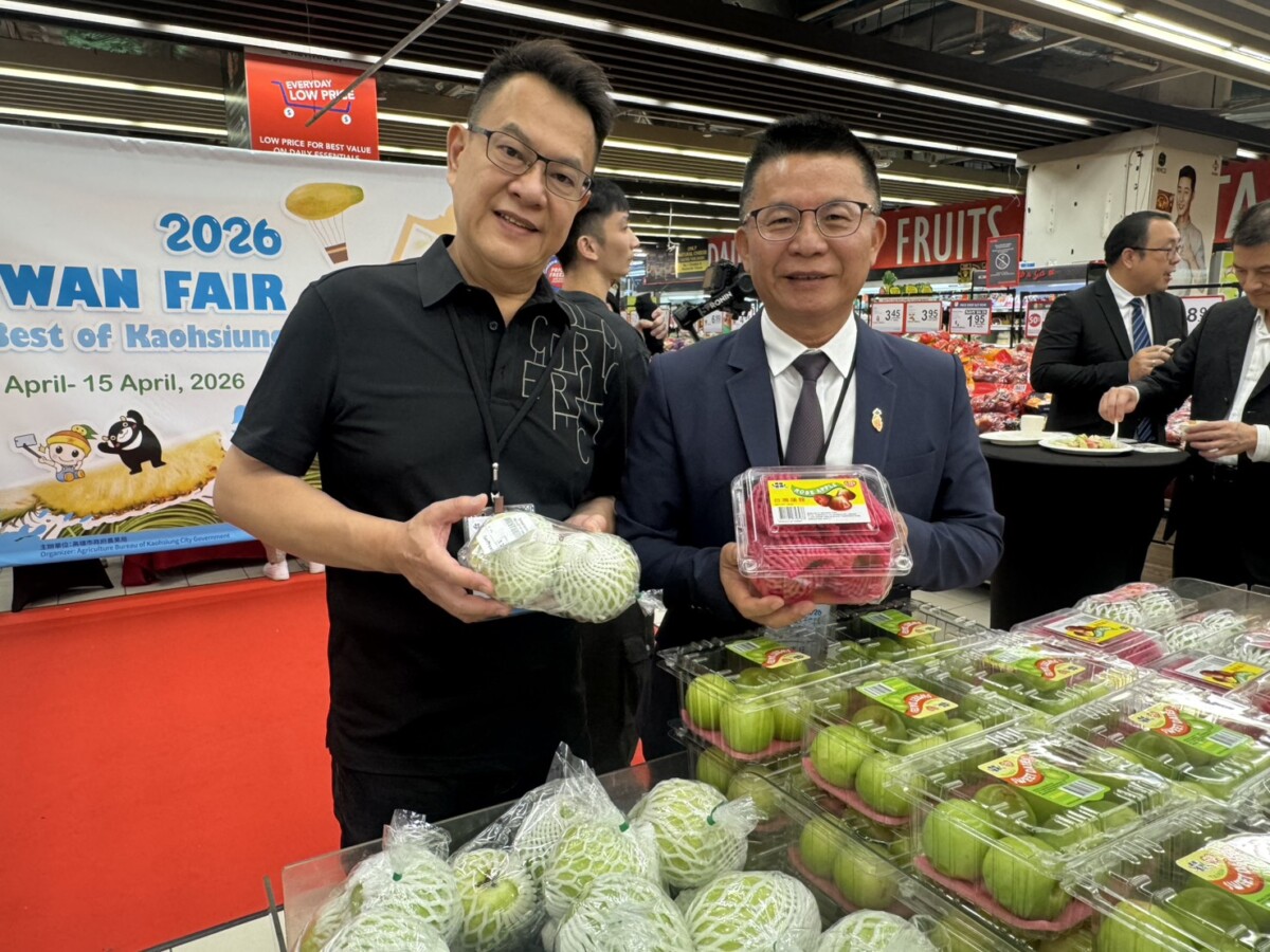 本次星馬農特產品拓銷活動4/10在新加坡FairPrice職總超市NEX分店舉辦,境界果菜生產合作社理事主席邱博鏞(左)、高雄市政府農業局長姚志旺(右)攜手推廣。(圖/高雄市政府農業局提供)
