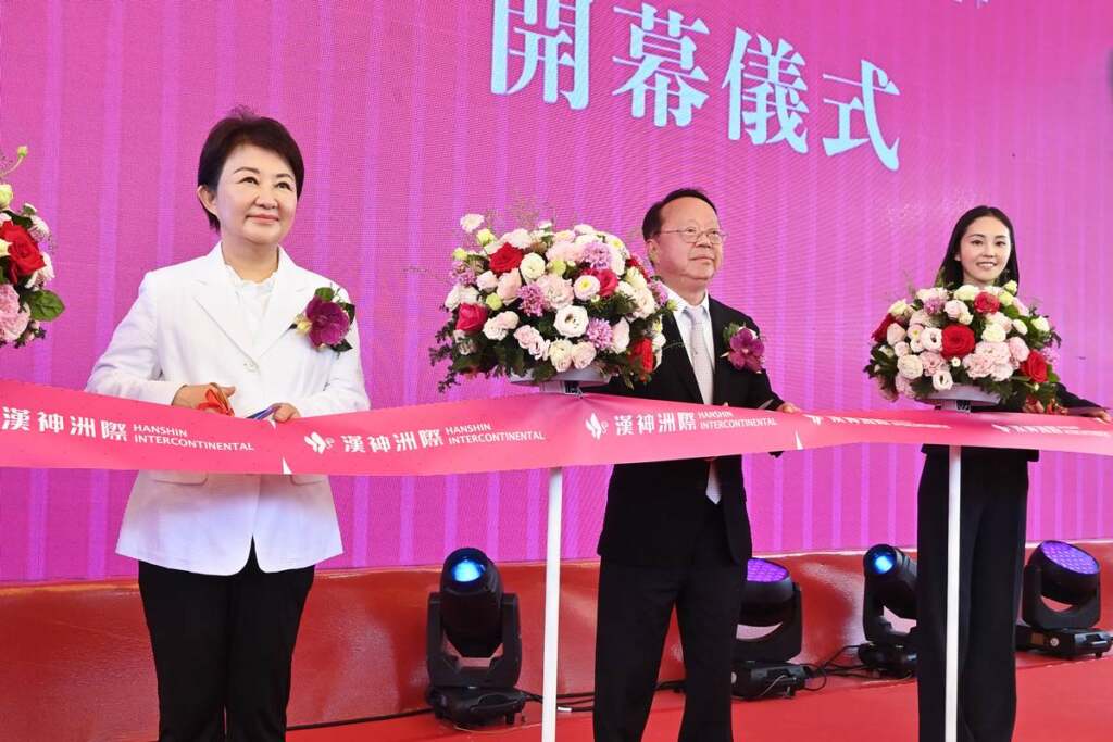 ▲剪綵，台中市長盧秀燕、國揚集團創辦人侯西峰、漢神購物中心董事長侯嘉騏。（圖／記者張玉泰攝）