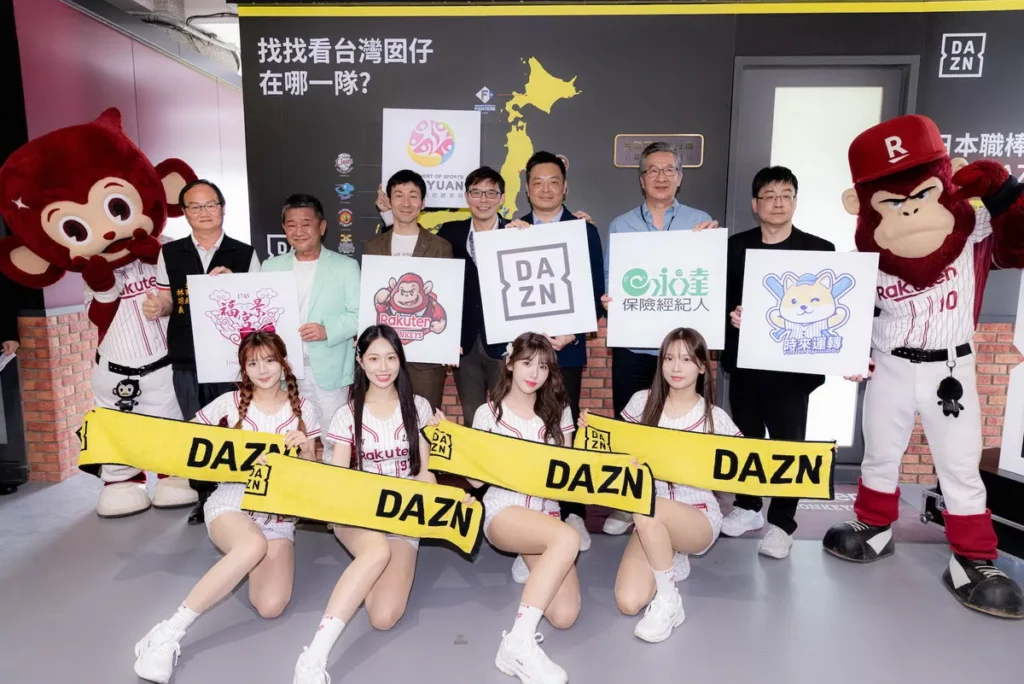 桃園大廟景福宮主委簡征潭(後左三) 樂天桃猿執行⾧暨領隊野原武人(後左四) 桃園市體育局局⾧許彥輝(後左五) DAZN Taiwan 董事總經理江欣鴻(右四) 永達保險經紀人總經理陳慶鴻(右三)