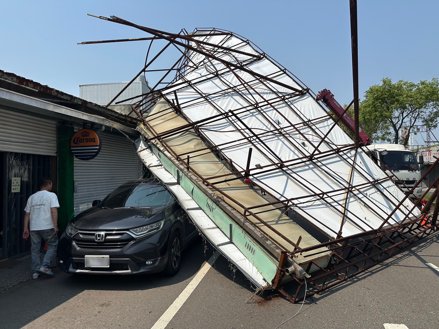 扯!龍潭廣告帆布倒塌驚魂 1車停路邊遭殃 S 11395164 0