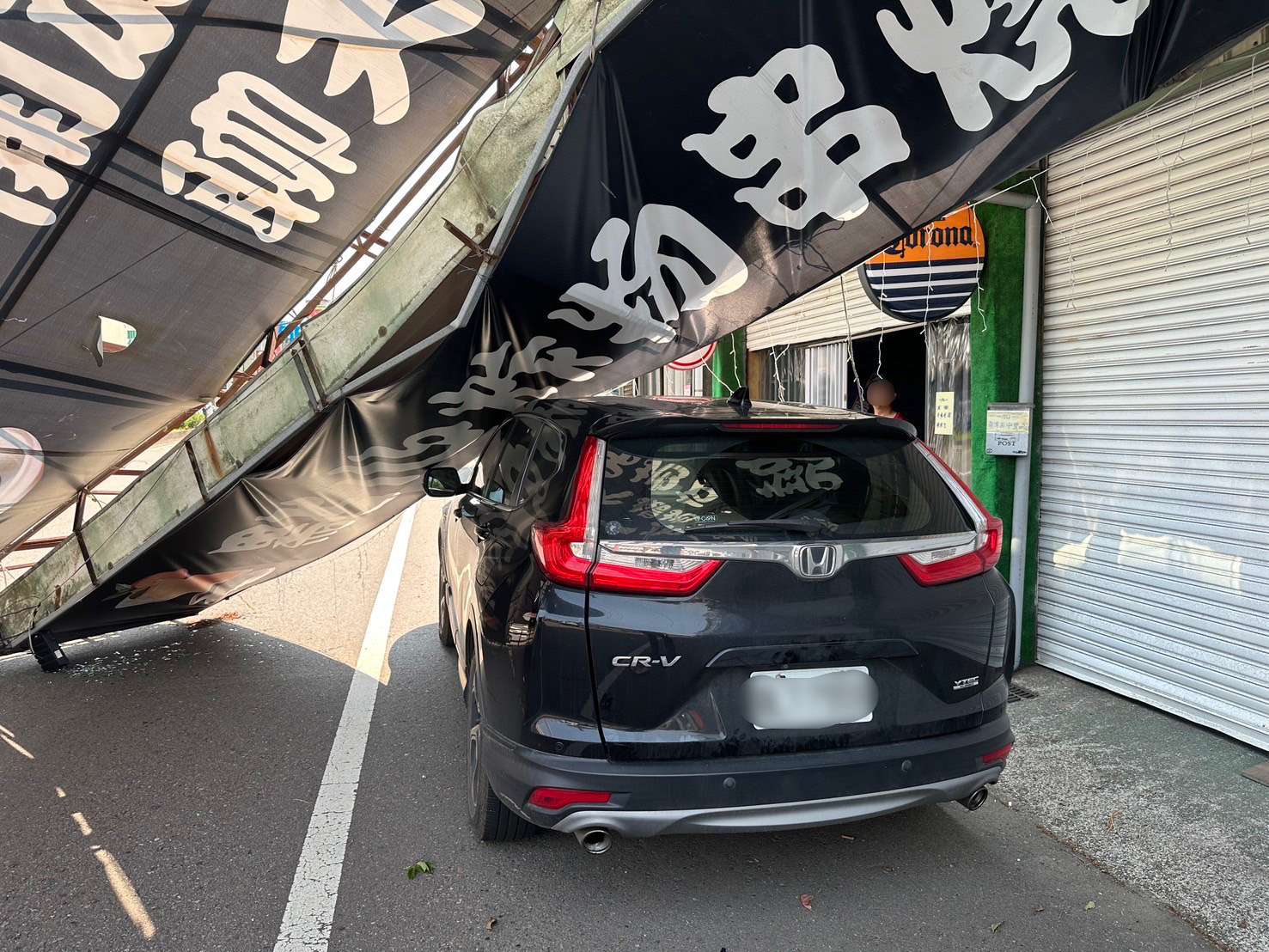 扯!龍潭廣告帆布倒塌驚魂 1車停路邊遭殃 S 11395163 0