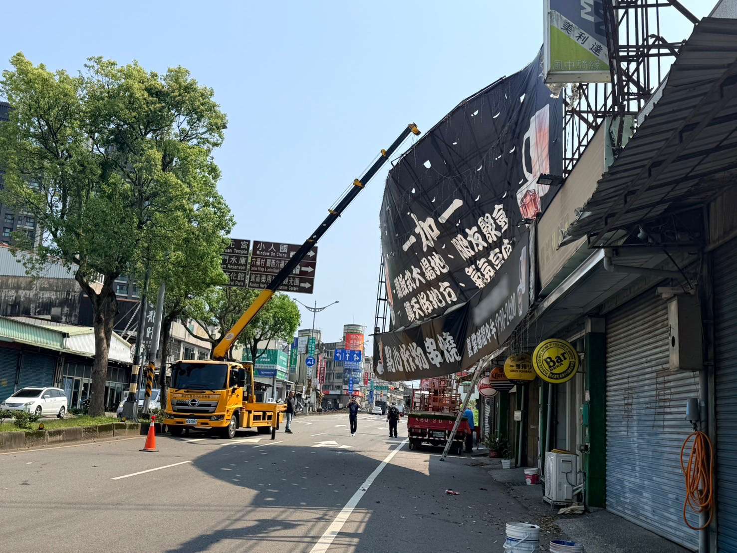 扯!龍潭廣告帆布倒塌驚魂 1車停路邊遭殃 S 11395161 0