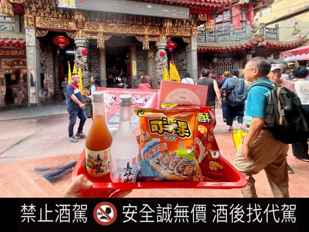 以馬祖好物敬獻白沙屯媽祖。(圖/由連江縣政府提供)