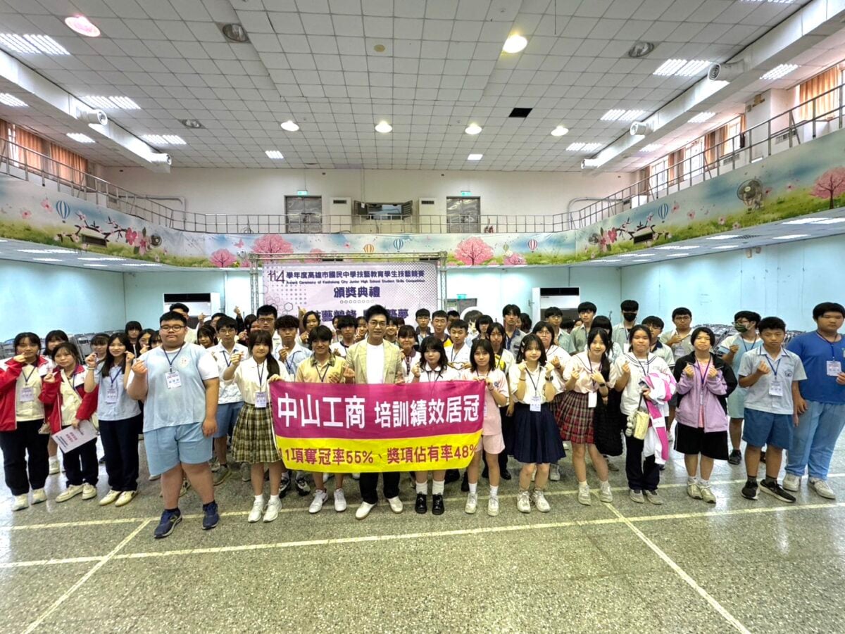 ▲中山工商培訓國中技藝教育學生,橫掃高市國技競賽11冠,校長李昱平與學生們合影見證榮耀時刻。